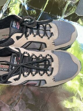 Skechers Air-Cooled Memory Foam Trail Hiking Shoes Men’s Size 11 Gray Black Red